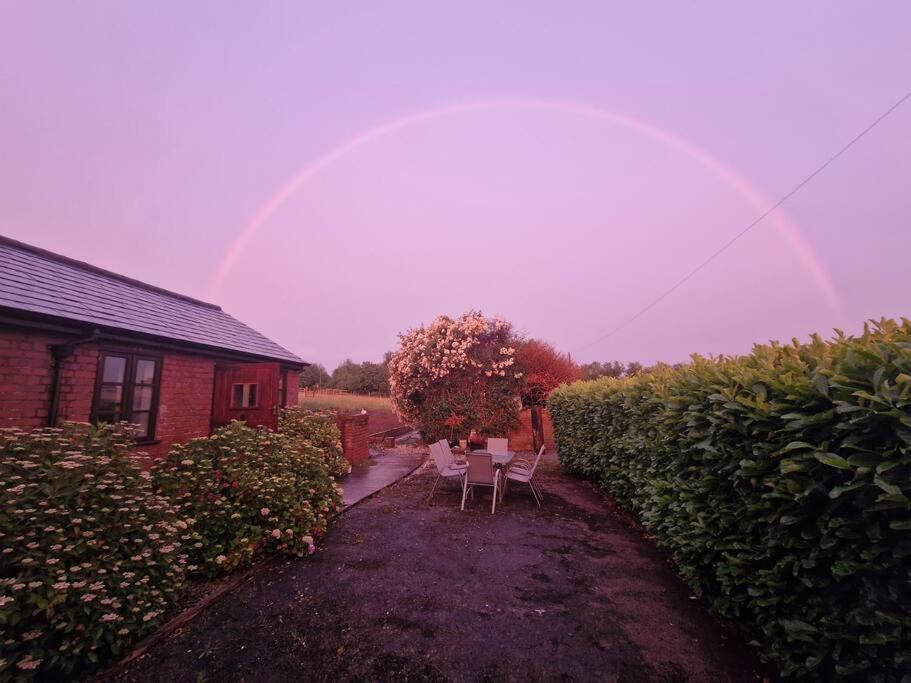 Swallows Nest Guest House - With Hot Tub Abergavenny Bagian luar foto