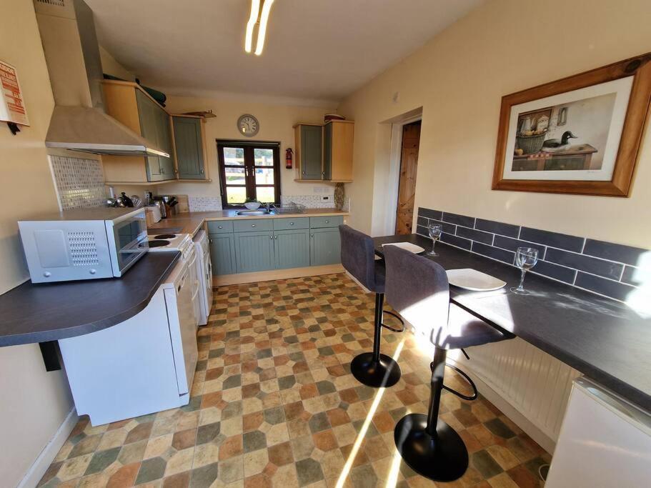 Swallows Nest Guest House - With Hot Tub Abergavenny Bagian luar foto