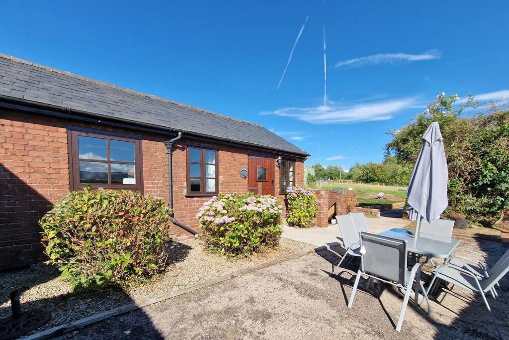 Swallows Nest Guest House - With Hot Tub Abergavenny Bagian luar foto