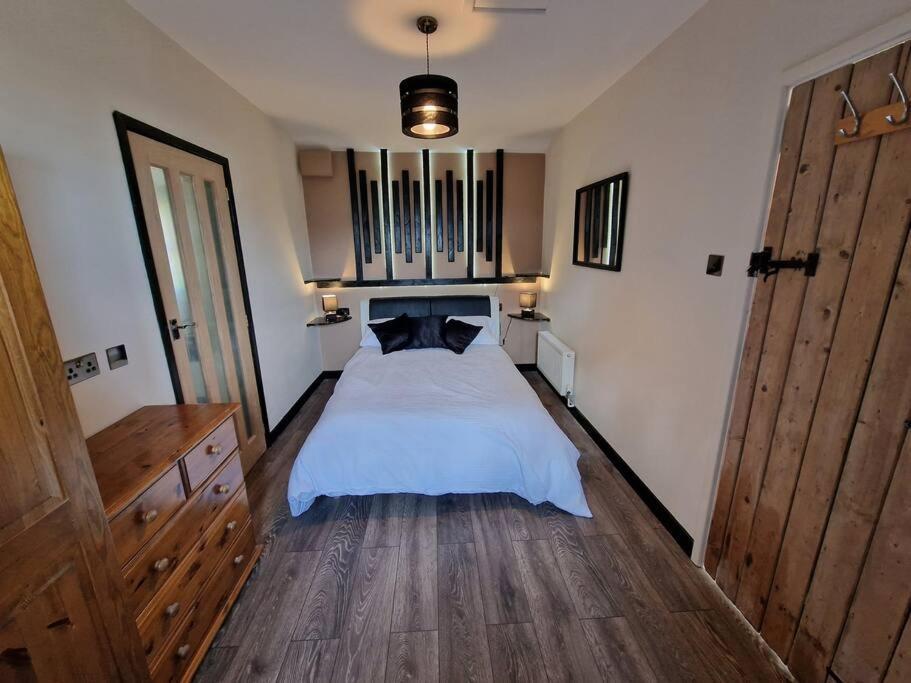 Swallows Nest Guest House - With Hot Tub Abergavenny Bagian luar foto