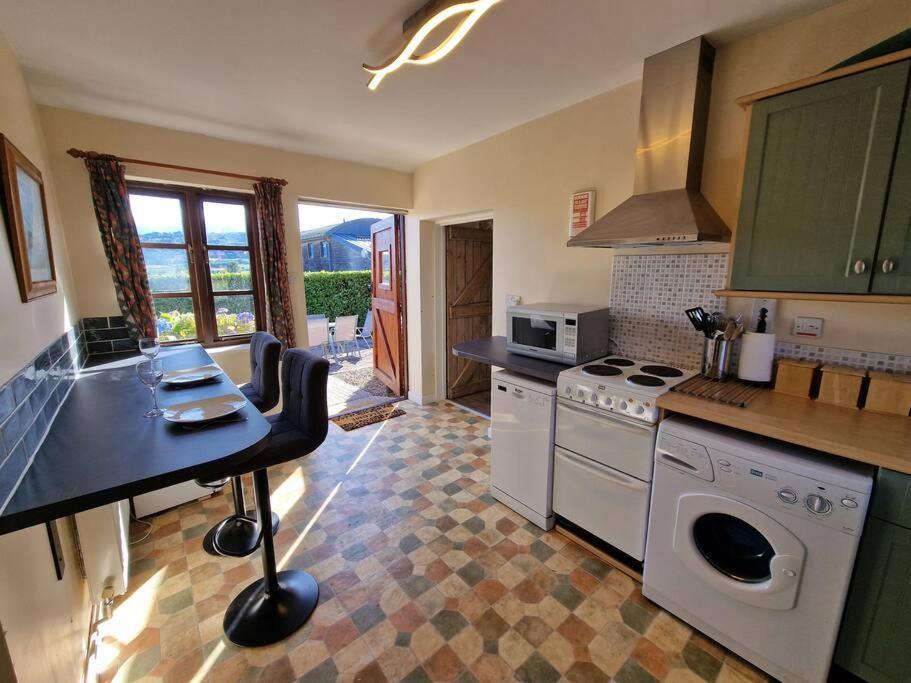 Swallows Nest Guest House - With Hot Tub Abergavenny Bagian luar foto