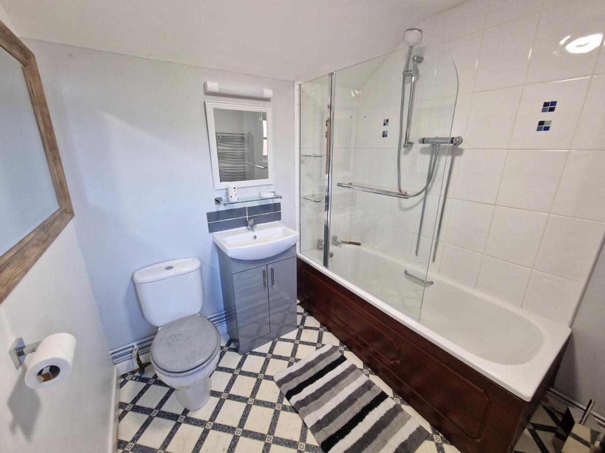 Swallows Nest Guest House - With Hot Tub Abergavenny Bagian luar foto