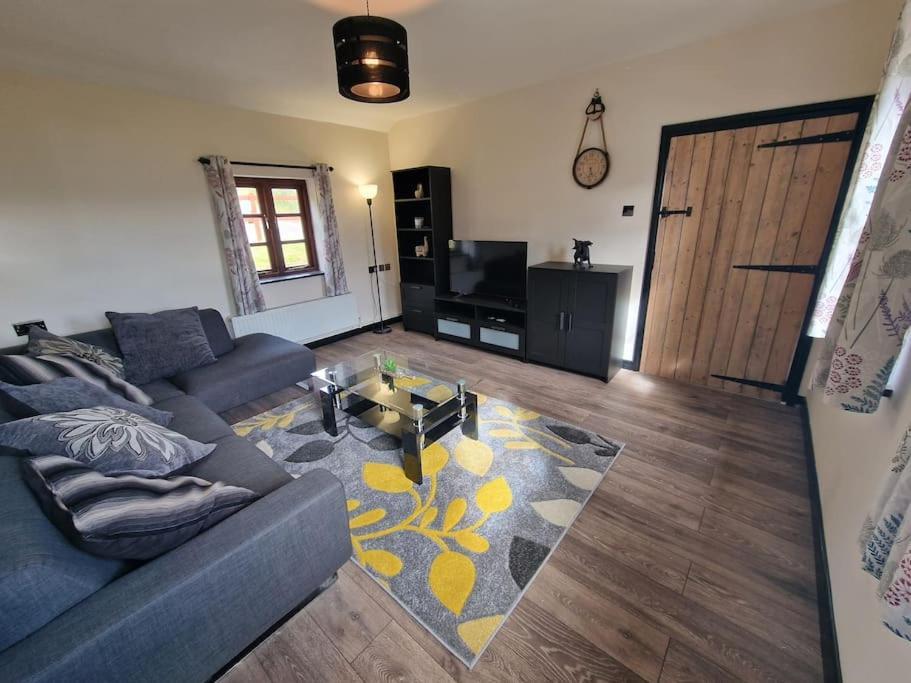 Swallows Nest Guest House - With Hot Tub Abergavenny Bagian luar foto