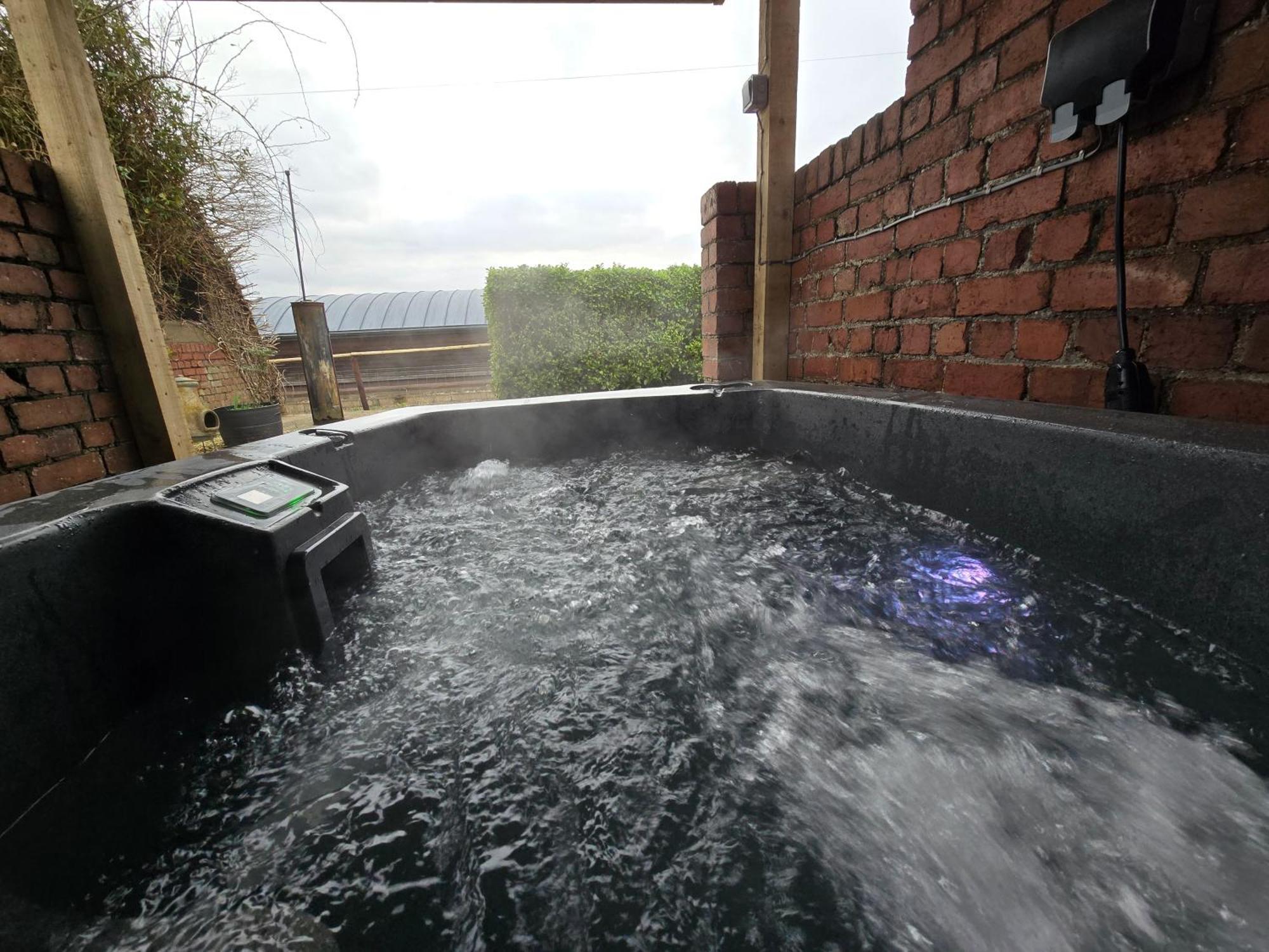 Swallows Nest Guest House - With Hot Tub Abergavenny Bagian luar foto